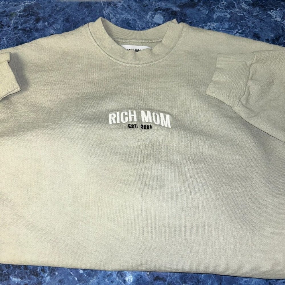 Rich Mom Essential Sweatshirt Unisex Size Medium Crewneck Pullover - Picture 9 of 9
